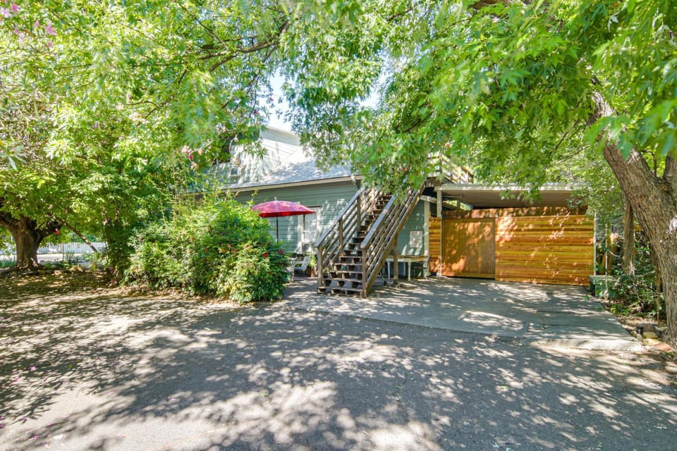 Walk to Downtown Chico! Tree-Lined Apt w/ Deck House in Chico