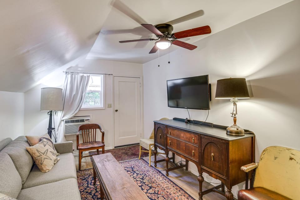 Walk to Downtown Chico! Tree-Lined Apt w/ Deck House in Chico
