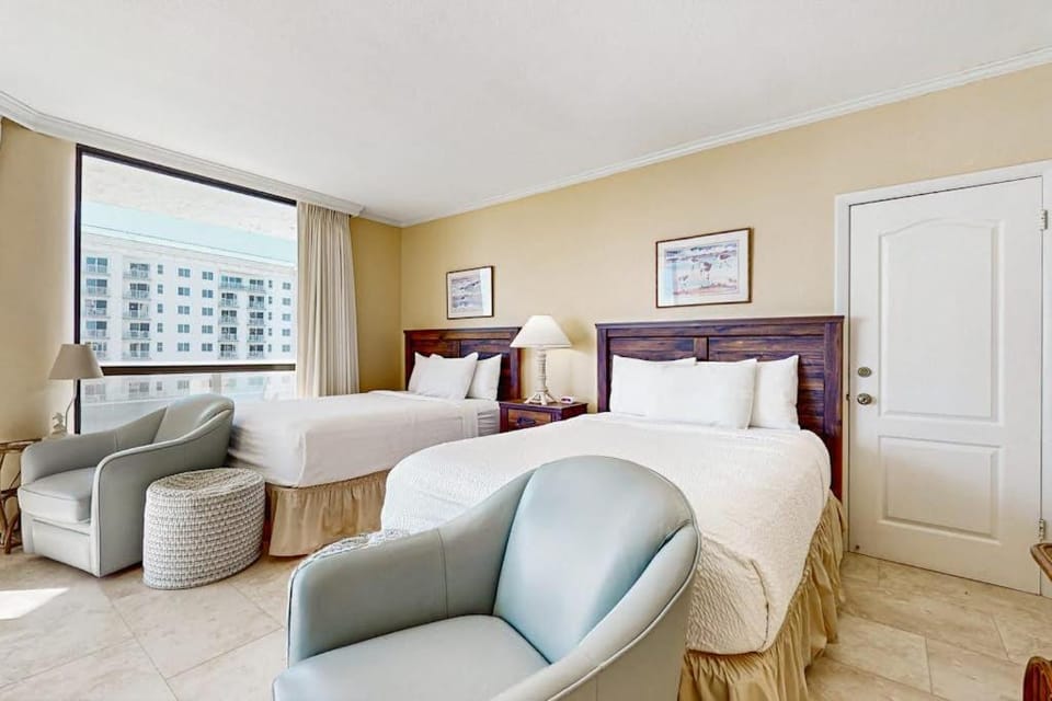 Gulf-view condo with beach access pools hot tubs tennis & private balcony Apartment in Miramar Beach