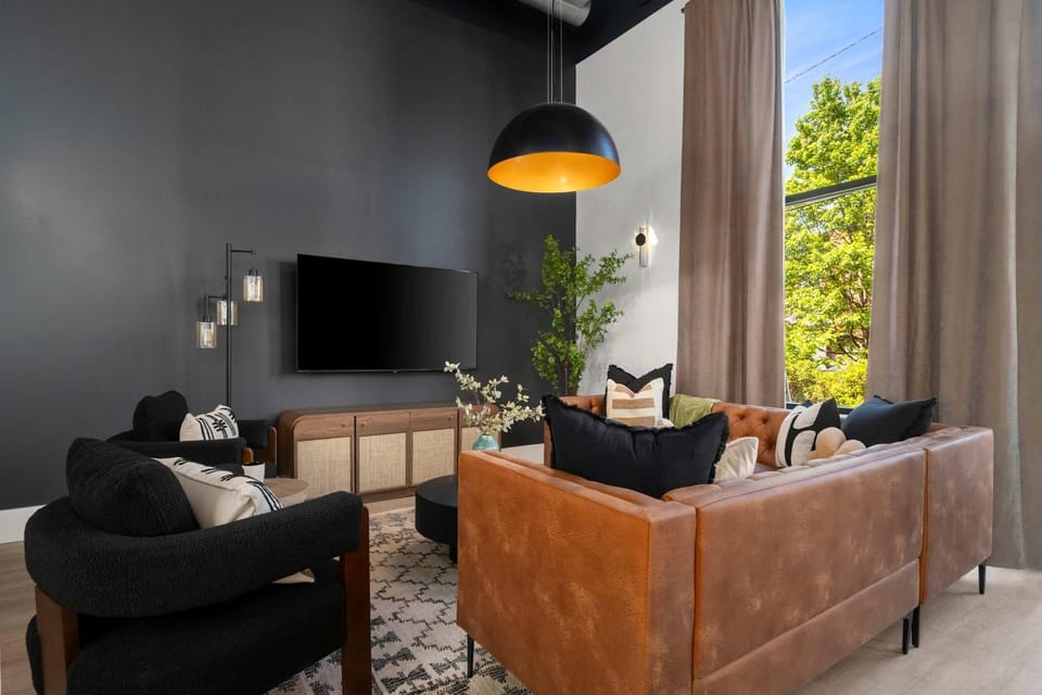 3 Bed w Private Patio Mtn Views & Walk to Dining House in Chattanooga