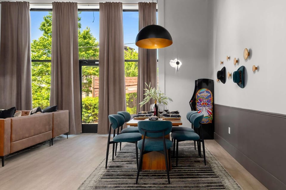 3 Bed w Private Patio Mtn Views & Walk to Dining House in Chattanooga