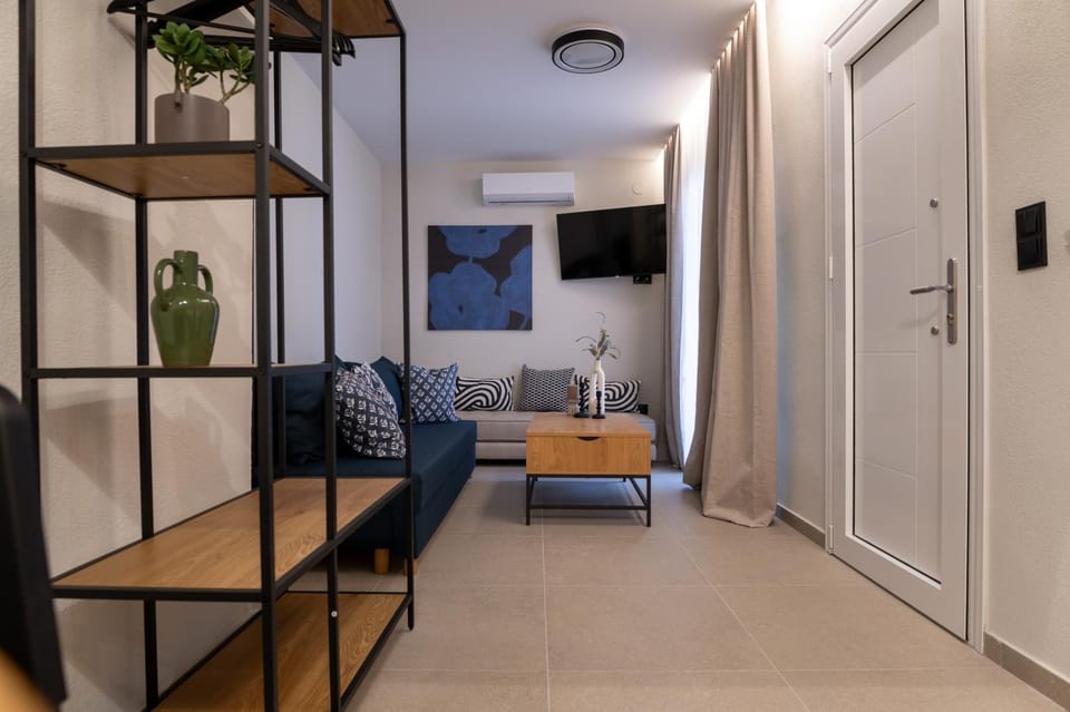 Bed, TV and multimedia, Living room, Seating area, air conditioner