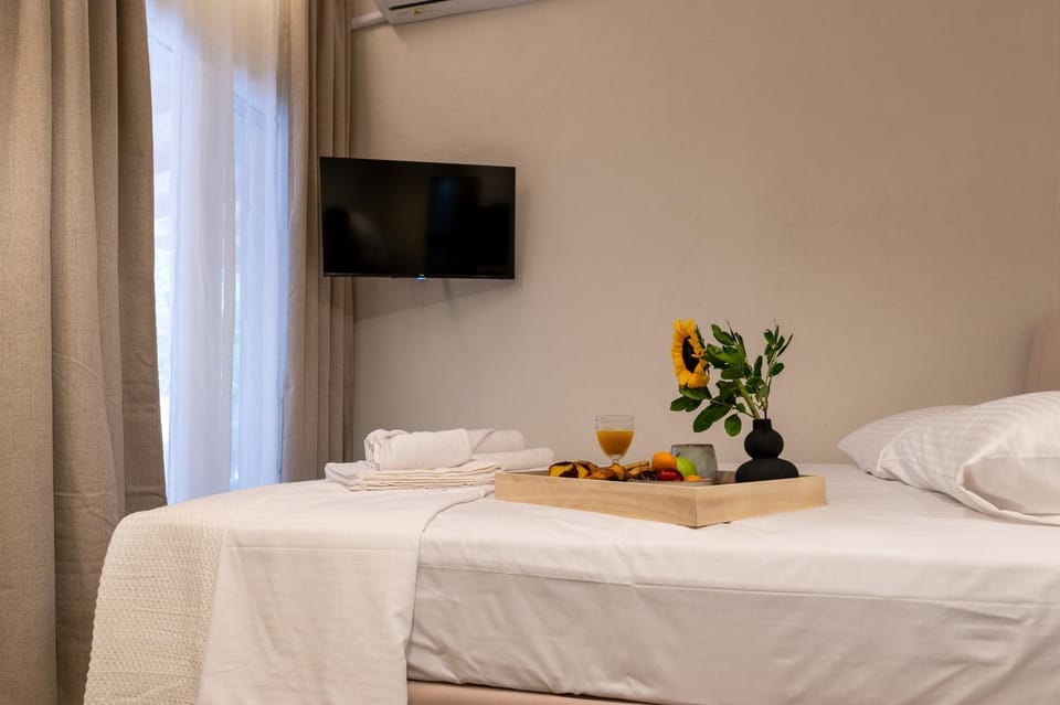 Bed, TV and multimedia, Bedroom