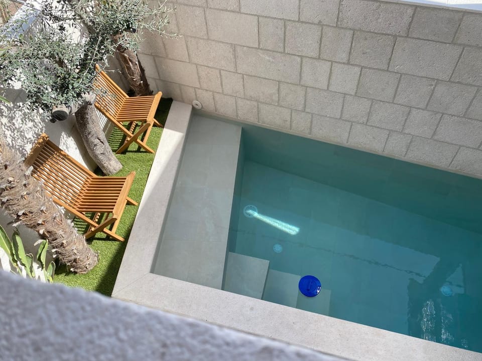 Swimming pool, Swimming pool