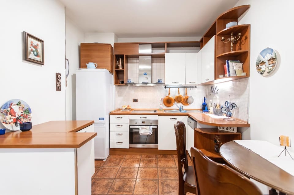Kitchen or kitchenette, Dining area, dishwasher, minibar, oven, pet friendly, stove