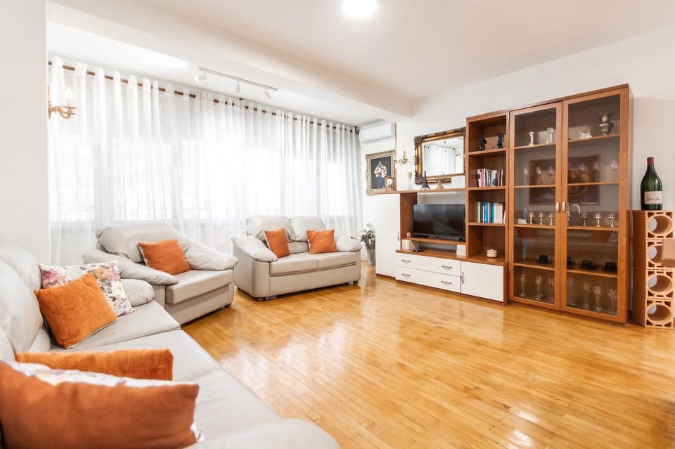 Communal lounge/ TV room, TV and multimedia, Living room, Seating area, Evening entertainment