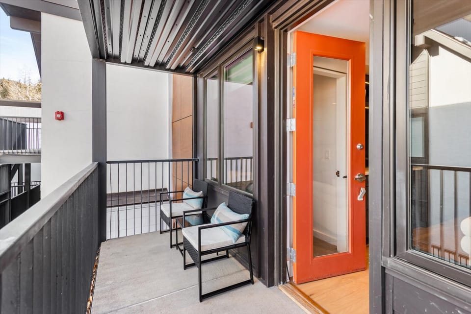 Ski-in&Out Renovated 3BR 3BA w AC Pool & Hot-tub House in Aspen