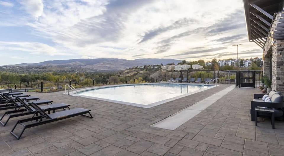 Mountain view, Pool view, Swimming pool, sunbed