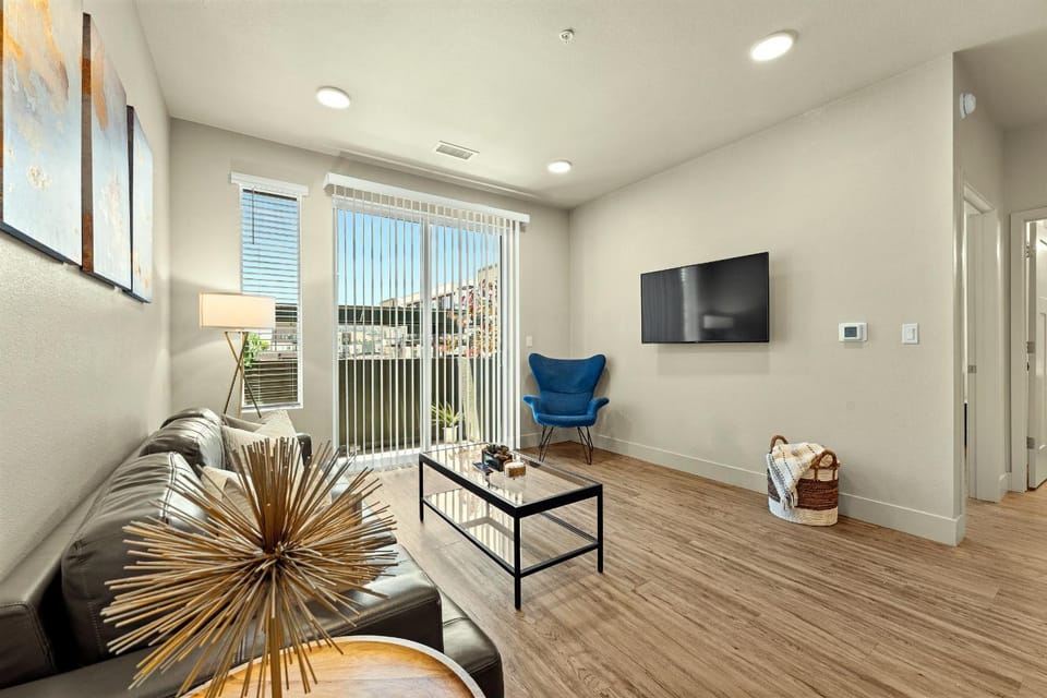 Brand New 2BR - 2 King Beds Pool Gym Apartment in Reno
