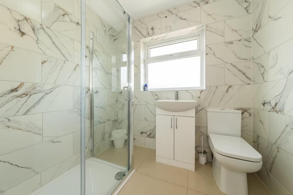 4 Beds Free Parking Fully Equipped Home House in Reading