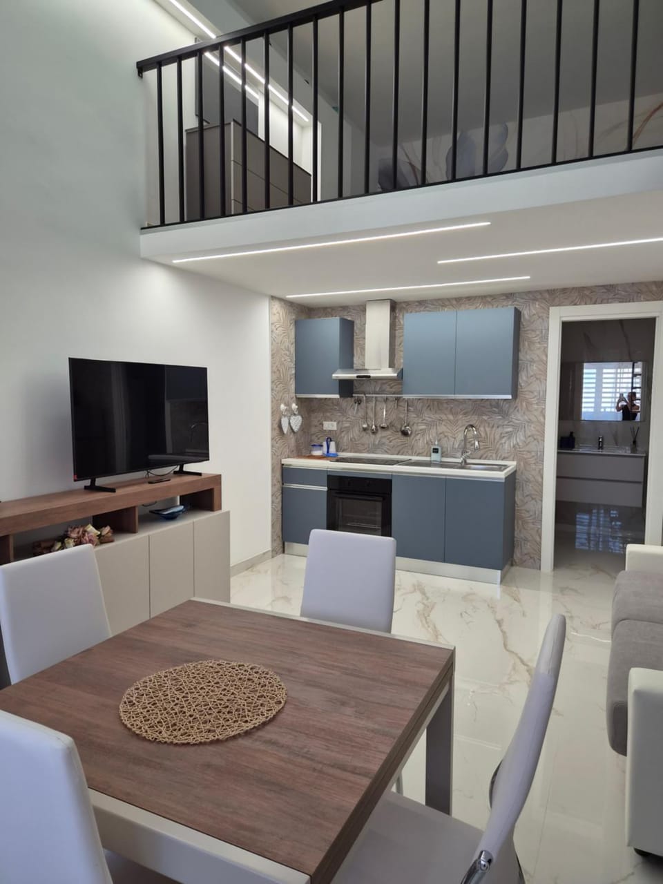 Communal lounge/ TV room, TV and multimedia, Kitchen or kitchenette, Living room, Seating area, Dining area, stove
