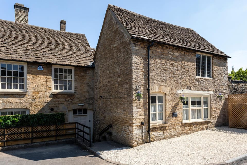 Old Coombe Cottage by Must Stay Again - super king bed, free parking, central Tetbury House in Tetbury