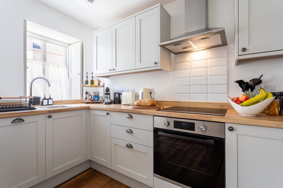 Old Coombe Cottage by Must Stay Again - super king bed, free parking, central Tetbury House in Tetbury