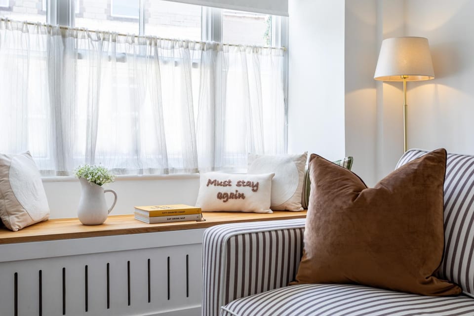 Old Coombe Cottage by Must Stay Again - super king bed, free parking, central Tetbury House in Tetbury