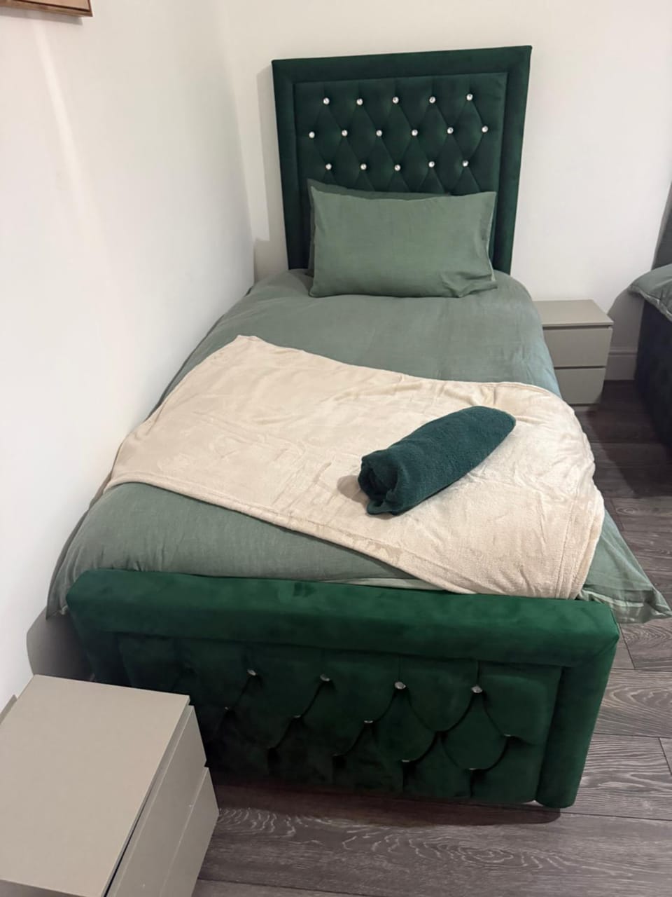 Bed, Bedroom, towels