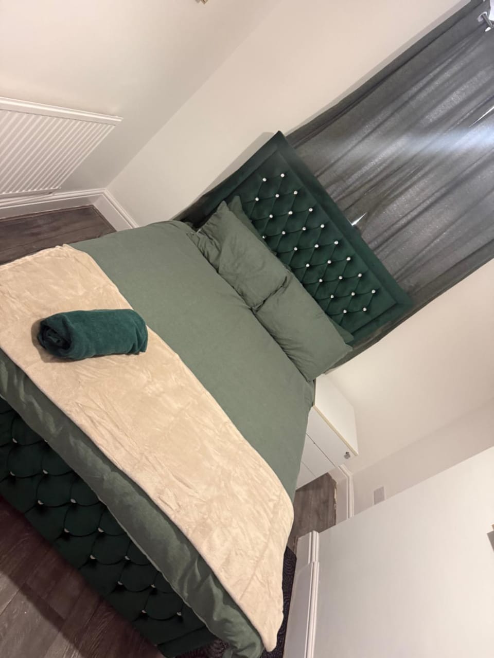 Bed, Bedroom, towels