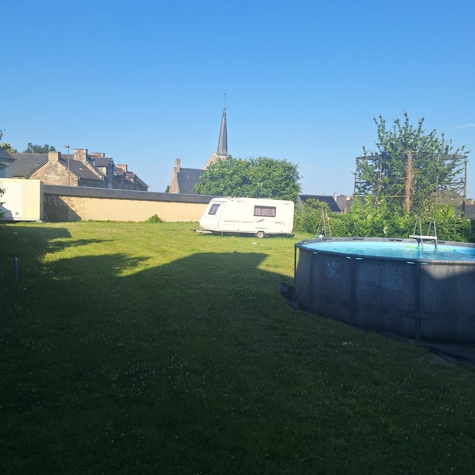 Emplacements camping-car les Roches Blanches Campground/ 
RV Resort in Brittany