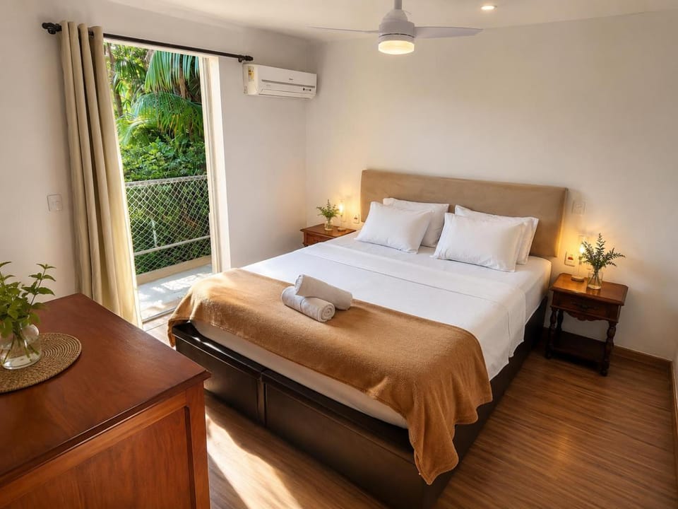 Bed, Photo of the whole room, Bedroom, towels, air conditioner