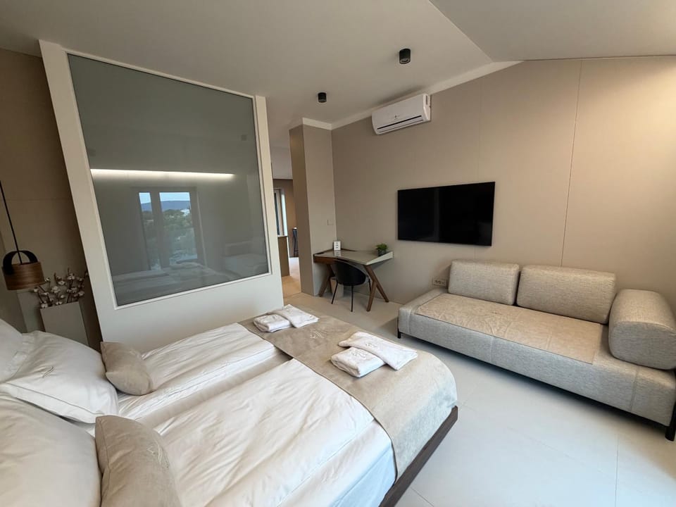 Bed, TV and multimedia, Photo of the whole room, Bedroom, towels, air conditioner