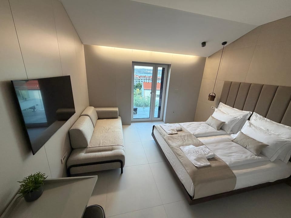 Bed, TV and multimedia, Photo of the whole room, Bedroom, towels