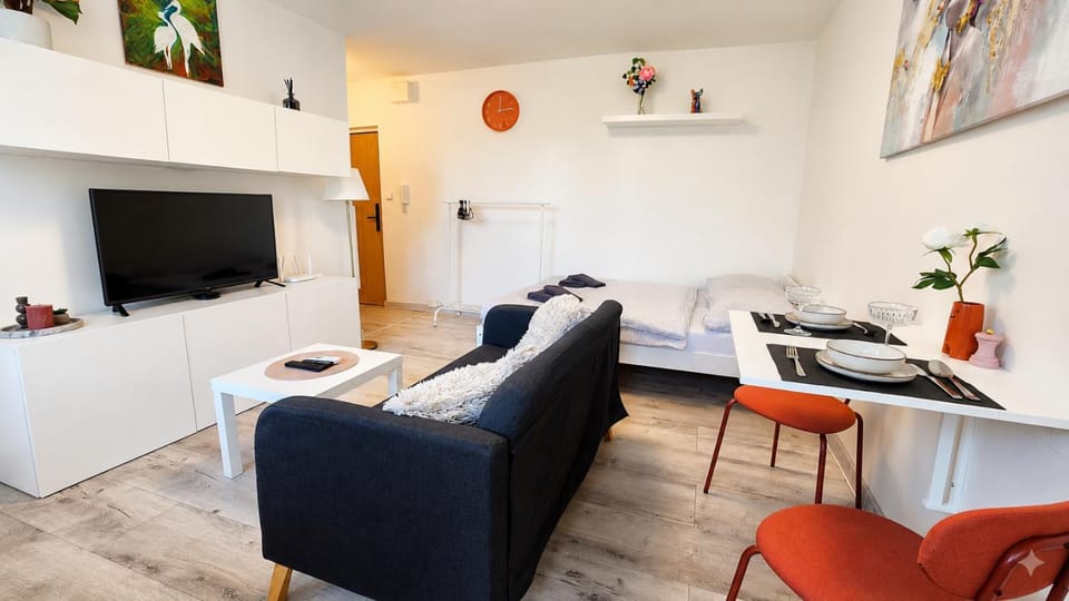 Communal lounge/ TV room, TV and multimedia, Living room, Photo of the whole room, Seating area, Dining area, Bedroom