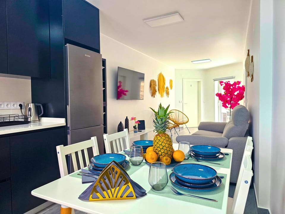 Coffee/tea facilities, Kitchen or kitchenette, Food and drinks, Dining area, Food, washing machine