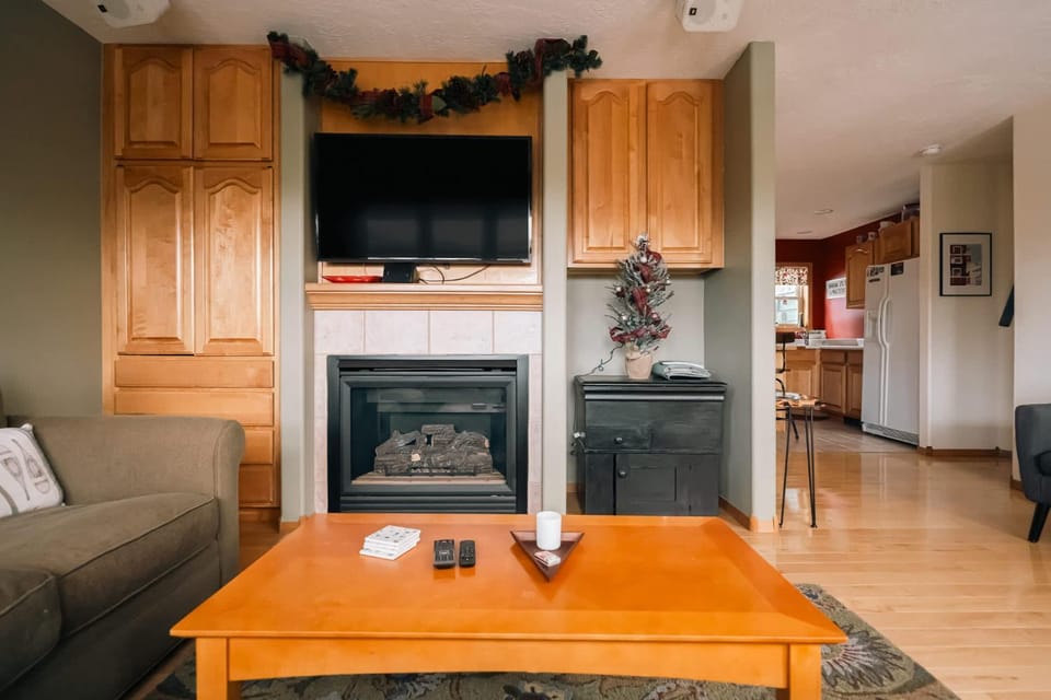 TV and multimedia, Kitchen or kitchenette, Living room, Seating area, fireplace