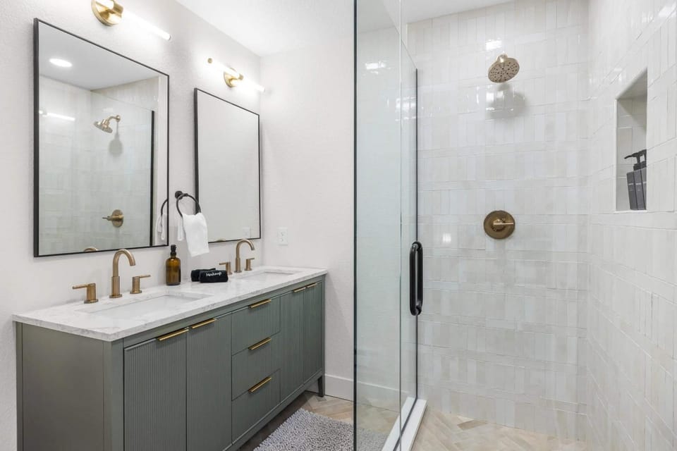 Modern Stay in the Heart of Evergreen Apartment in Evergreen