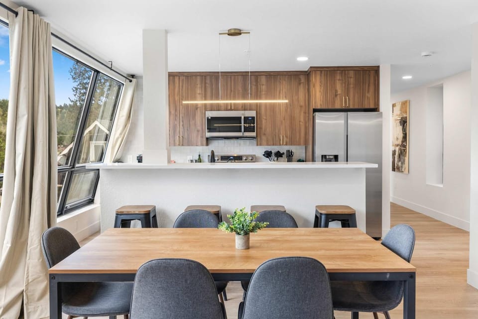 Modern Stay in the Heart of Evergreen Apartment in Evergreen