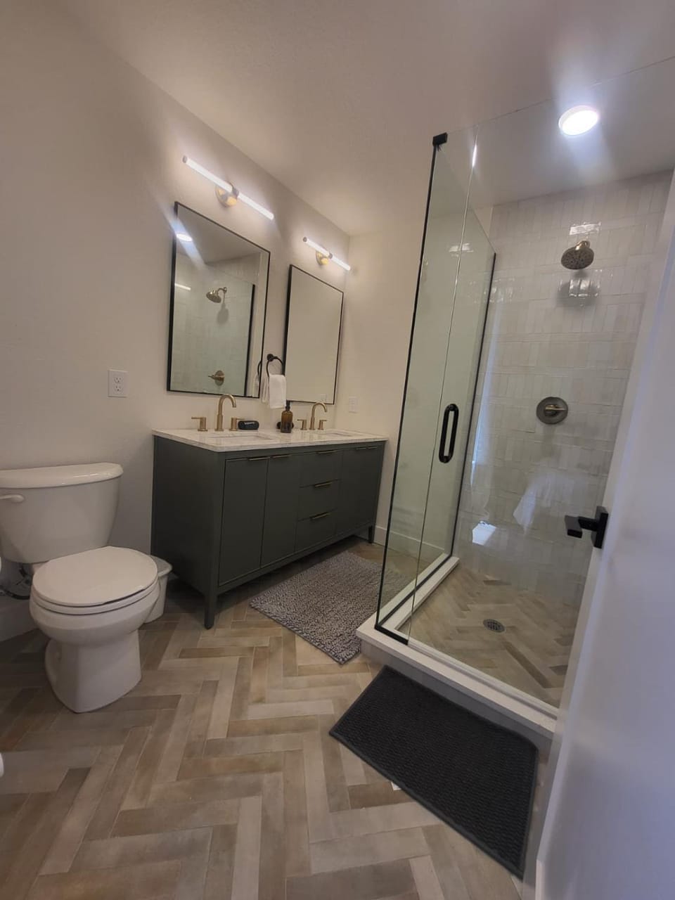 Modern Stay in the Heart of Evergreen Apartment in Evergreen