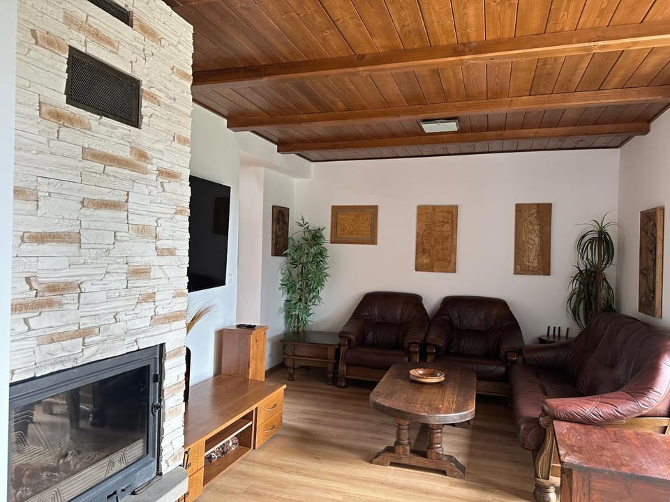 TV and multimedia, Living room, Seating area, Evening entertainment