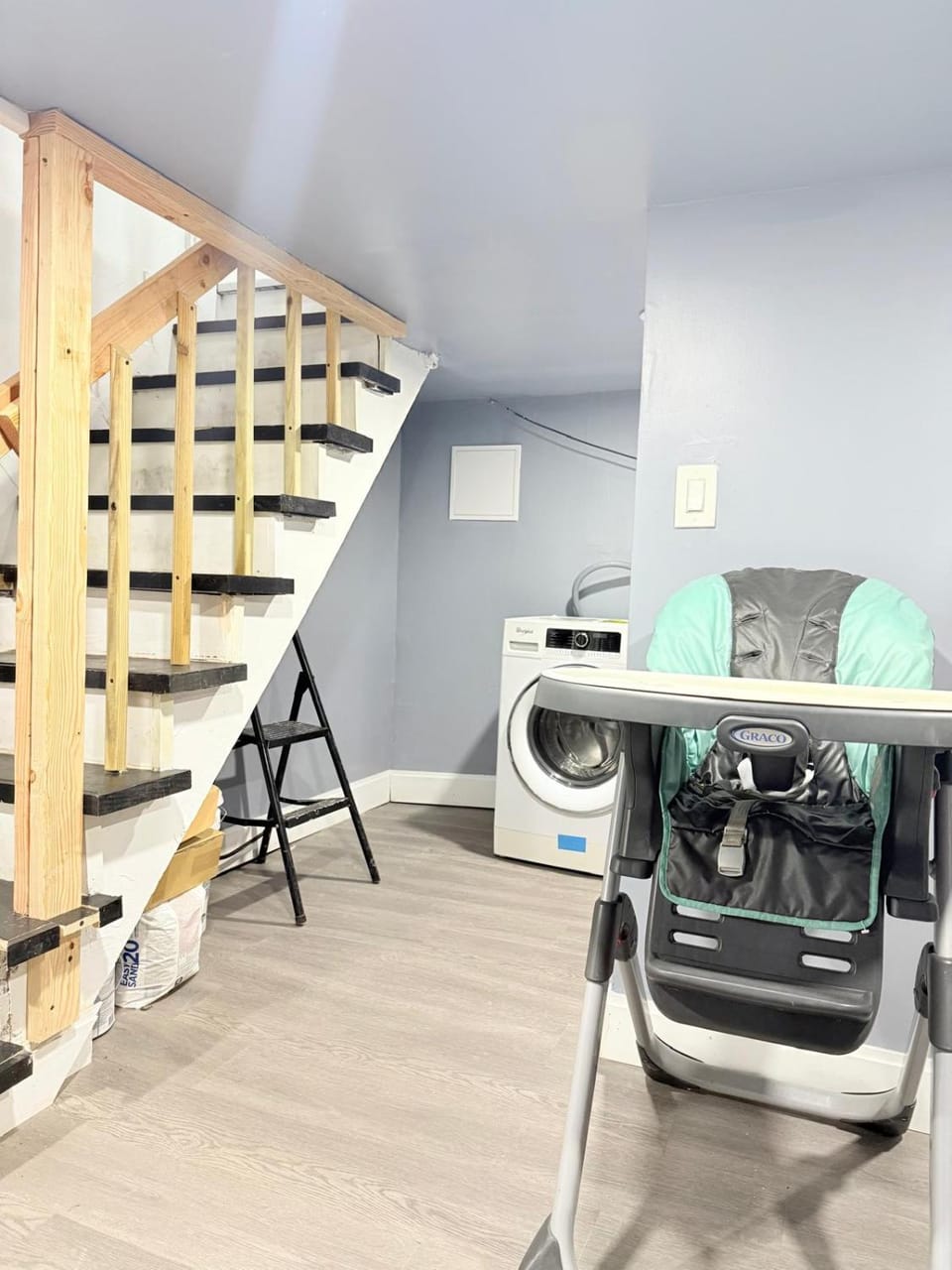 3BD 2BA townhome with TV in each room, Central AC, kingbed, patio Apartment in Philadelphia