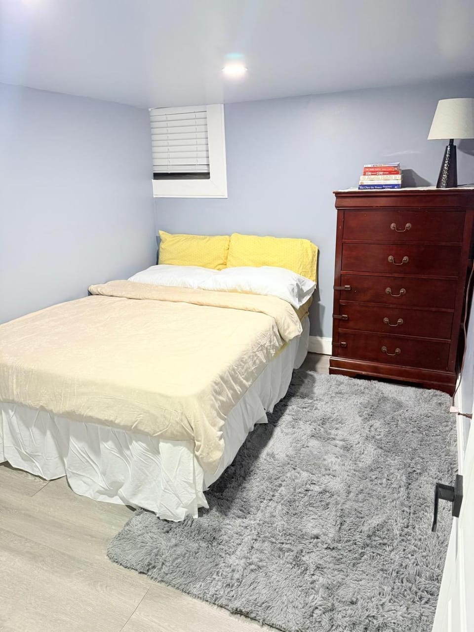 3BD 2BA townhome with TV in each room, Central AC, kingbed, patio Apartment in Philadelphia