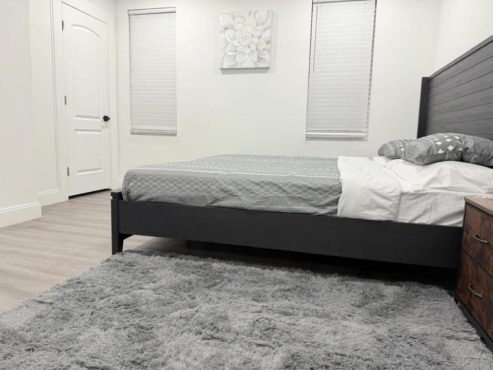 3BD 2BA townhome with TV in each room, Central AC, kingbed, patio Apartment in Philadelphia