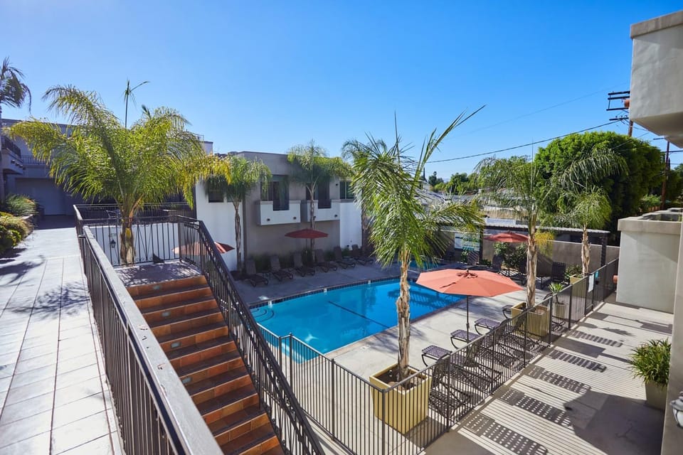 Oaks Valley Retreat with 2 Balconies, Gym, Parking & Laundry 214 Hotel in Sherman Oaks