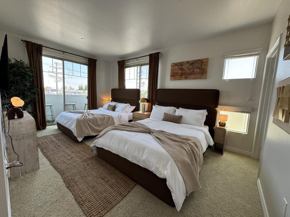 Oaks Valley Retreat with 2 Balconies, Gym, Parking & Laundry 214 Hotel in Sherman Oaks