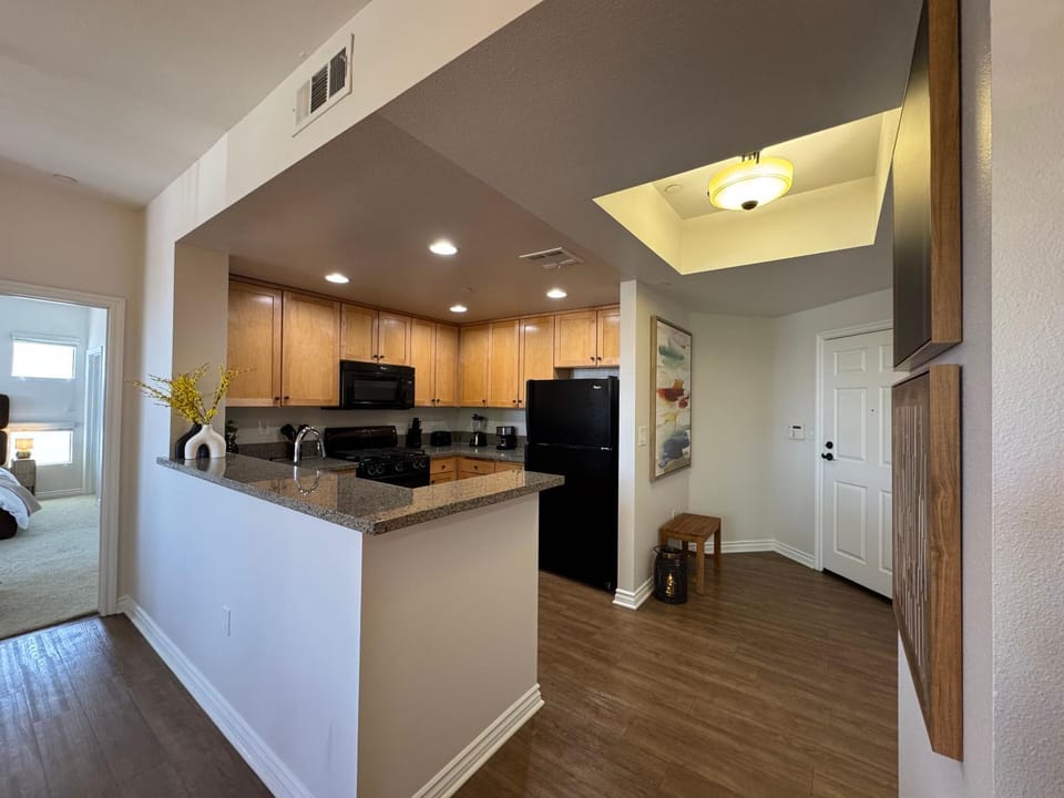 Oaks Valley Retreat with 2 Balconies, Gym, Parking & Laundry 214 Hotel in Sherman Oaks
