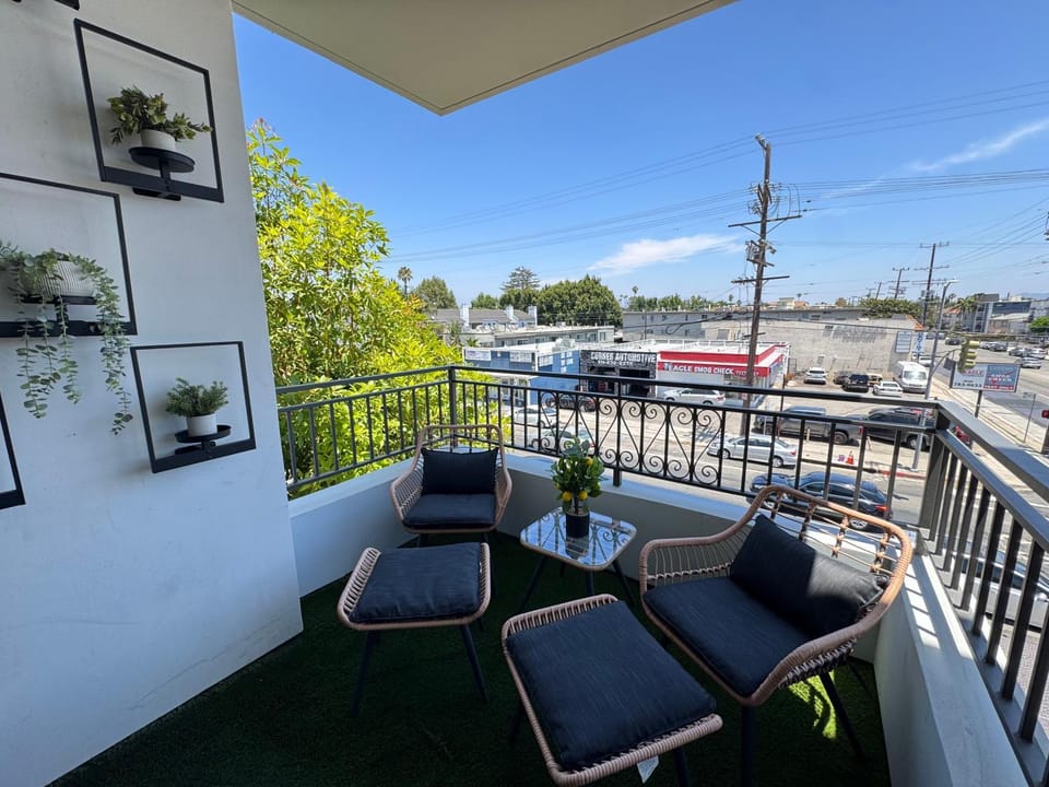 Oaks Valley Retreat with 2 Balconies, Gym, Parking & Laundry 214 Hotel in Sherman Oaks
