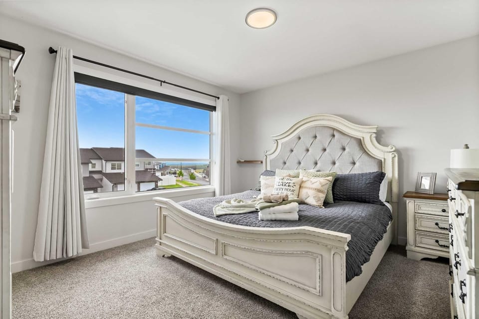 On The Ridge 3BR Sylvan Lake Retreat Sleeps 6 House in Sylvan Lake
