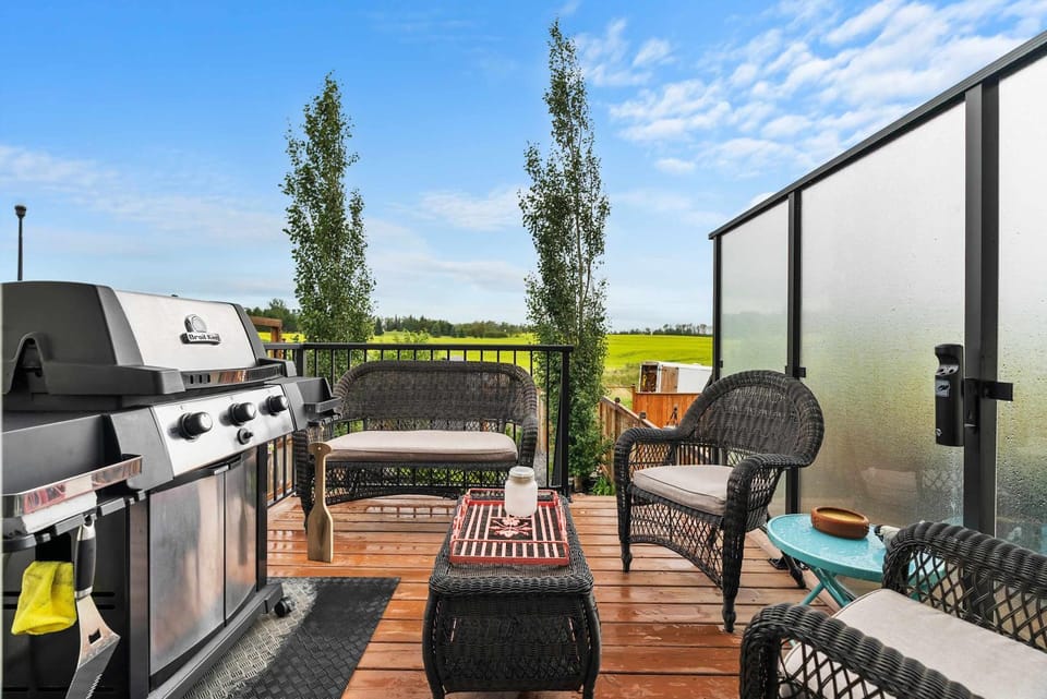 On The Ridge 3BR Sylvan Lake Retreat Sleeps 6 House in Sylvan Lake