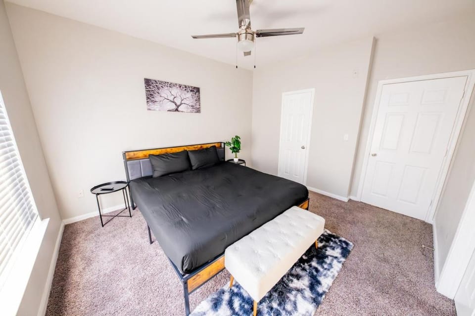 3 bed 2 Bath Apartment near Dallas Lovefield and Medical District Apartment in Dallas