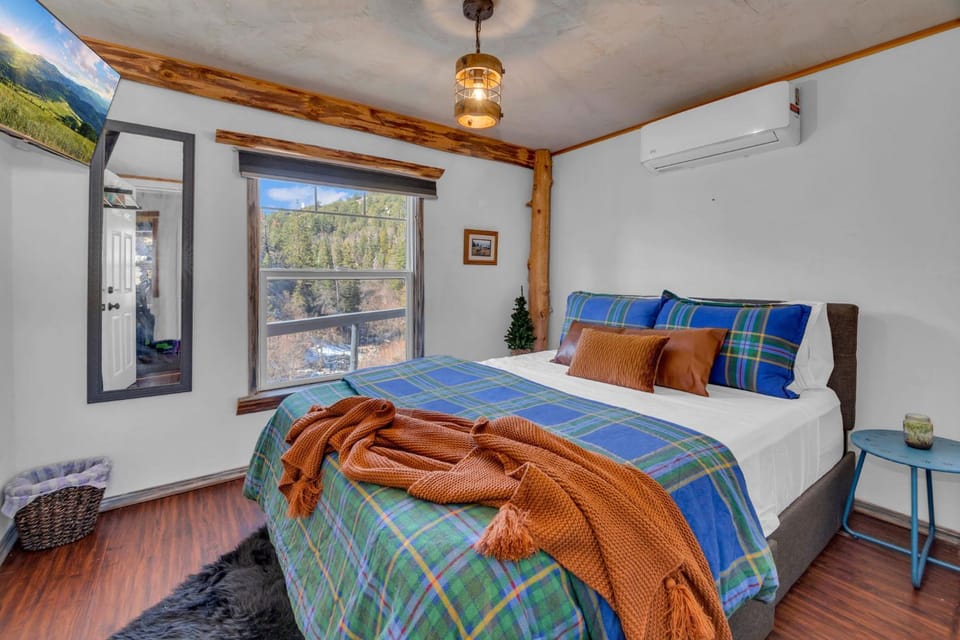 Hibernation Station, Rustic Cabin and Hot Tub Cabin in Running Springs