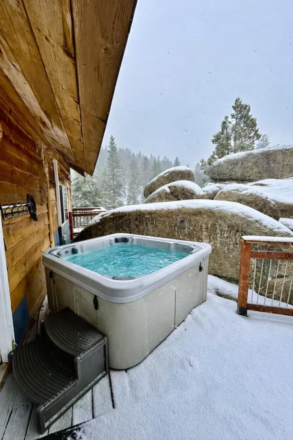 Hibernation Station, Rustic Cabin and Hot Tub Cabin in Running Springs
