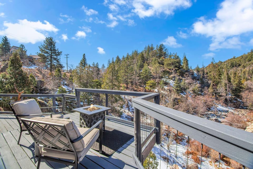 Hibernation Station, Rustic Cabin and Hot Tub Cabin in Running Springs
