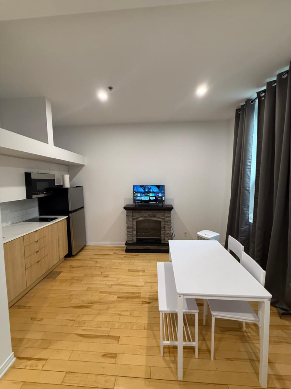 Cozy studio sleeps 4 with Free private parking Apartment in Laval