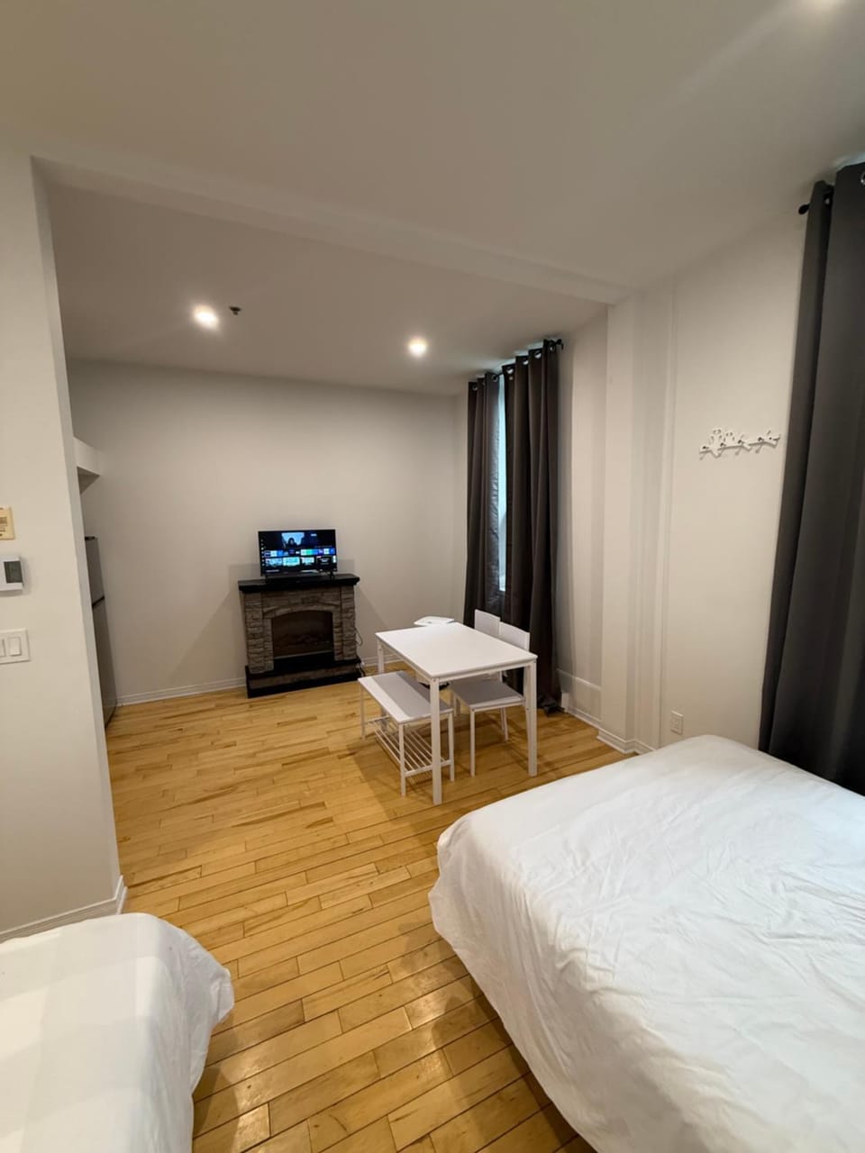 Cozy studio sleeps 4 with Free private parking Apartment in Laval