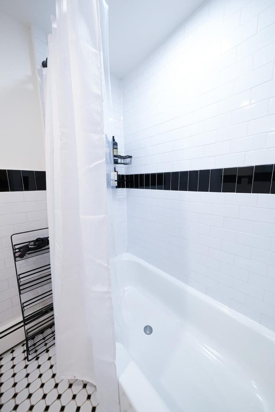2BR w private patio in Ironbound NYC, EWR, MetLife Apartment in East Orange