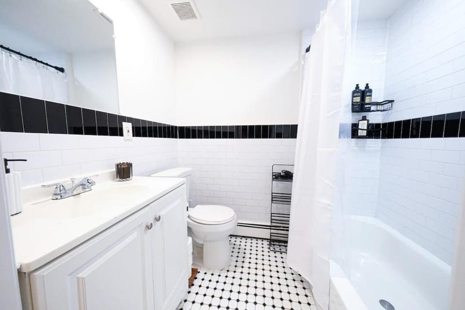2BR w private patio in Ironbound NYC, EWR, MetLife Apartment in East Orange