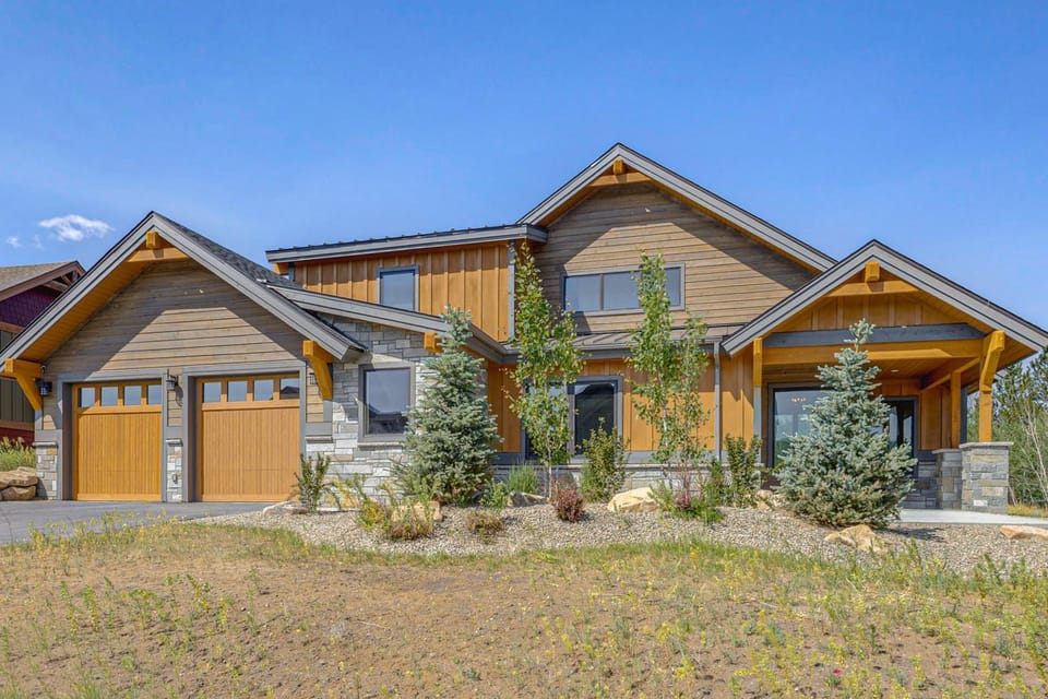 Granby Mtn Retreat w/ Ski Hill Views, Hot Tub House in Granby