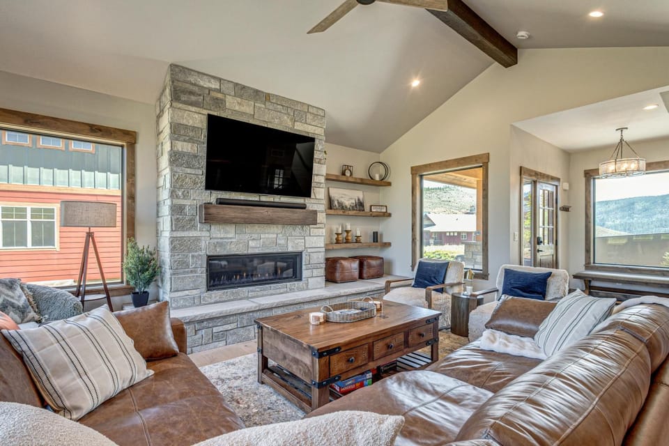 Granby Mtn Retreat w/ Ski Hill Views, Hot Tub House in Granby
